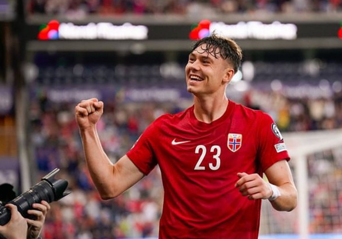 FabrizioRomano's tweet photo. 🚨🟠 EXCL: Wolves are advancing in talks to sign Jørgen Strand Larsen as negotiations are progressing fast.

Strand Larsen, keen on the move as personal terms are also set to be agreed.

Italian clubs were also in the race but #WWFC now confident to get it done.

@MatteMoretto 🤝🏻 https://t.co/qaaVZwesgF