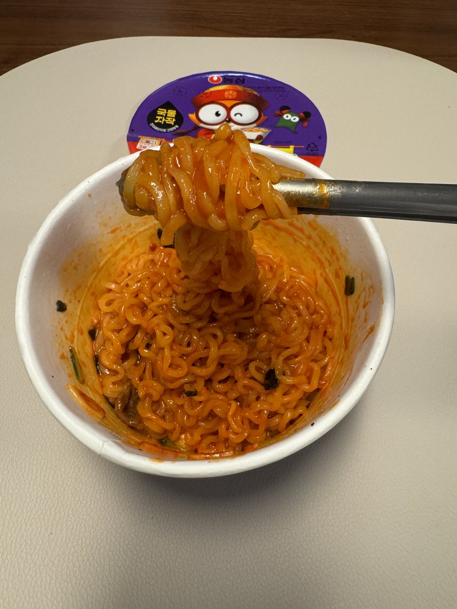 Happy48791's tweet photo. ✨농심 마라샹구리✨

평점: 5/10

마라맛이 너무나도 약했고 너구리면이랑 소스랑 어울리지 않았소이다. 그냥 마라탕이나 불닭볶음면 먹을 것 같소. 라면스프보다는 다시다 조미료에 가까운 느낌이오. 굉장히 짠 느낌이고 매운 느낌과 얼얼한 느낌은 없어서 아쉬웠소. https://t.co/zM1u1YIlGh