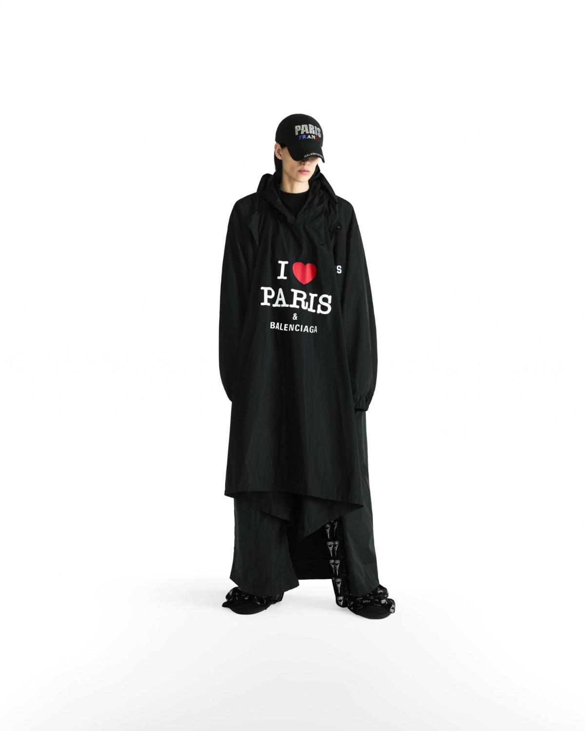 FASHIONSNAP в X: „「バレンシアガ」がパリのスーベニアを
