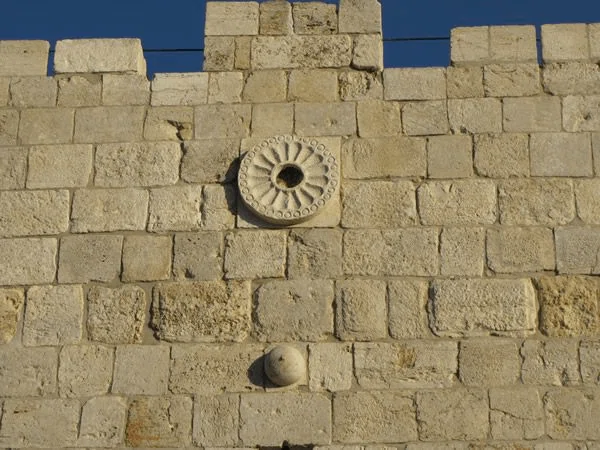 十六菊家徽“16菊花家徽”是日本皇室的家徽，这16菊花家徽展示在以色列