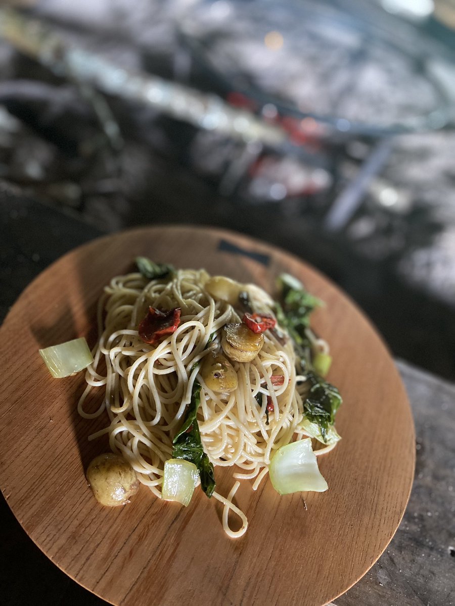 超新鮮で自然のエネルギーたっぷりの
野菜たちを囲炉裏で調理。

どこの高級レストランいっても食べれない
究極の贅沢がここにつまってるんだなぁ〜

#味人の暮らし

#オフグリッド #自然農
#エコビレッジ #村づくり 

#tolandvlog #o祭
#トゥラ中