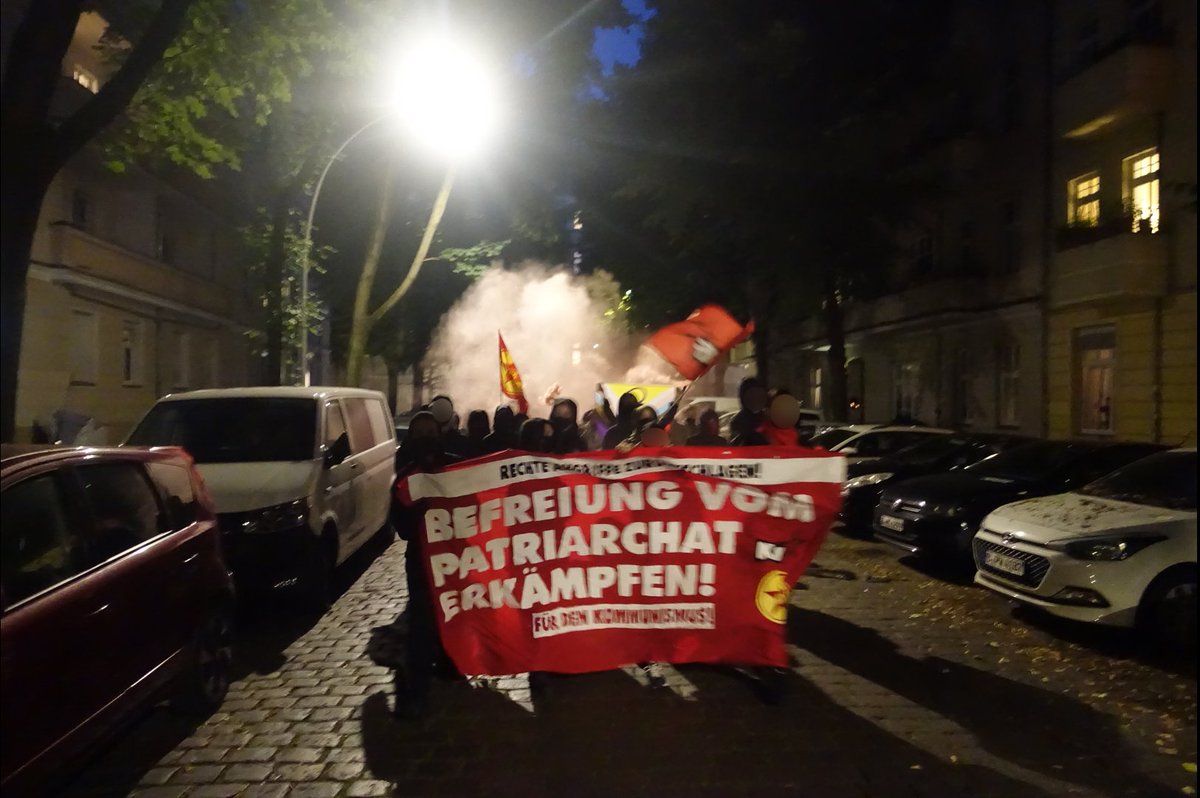 komjugend's tweet image. "In den späten Abendstunden des 24. Juni wurde in #Berlin-Friedrichshain eine kämpferische Sponti in Gedenken an die Stonewall Riots vor 55 Jahren und für #LGBTI+-Befreiung durchgeführt."

de.indymedia.org/node/373139