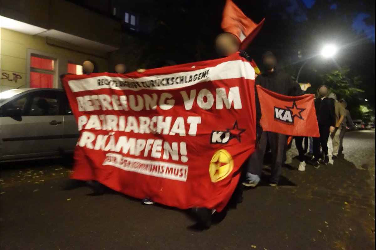 komjugend's tweet image. "In den späten Abendstunden des 24. Juni wurde in #Berlin-Friedrichshain eine kämpferische Sponti in Gedenken an die Stonewall Riots vor 55 Jahren und für #LGBTI+-Befreiung durchgeführt."

de.indymedia.org/node/373139