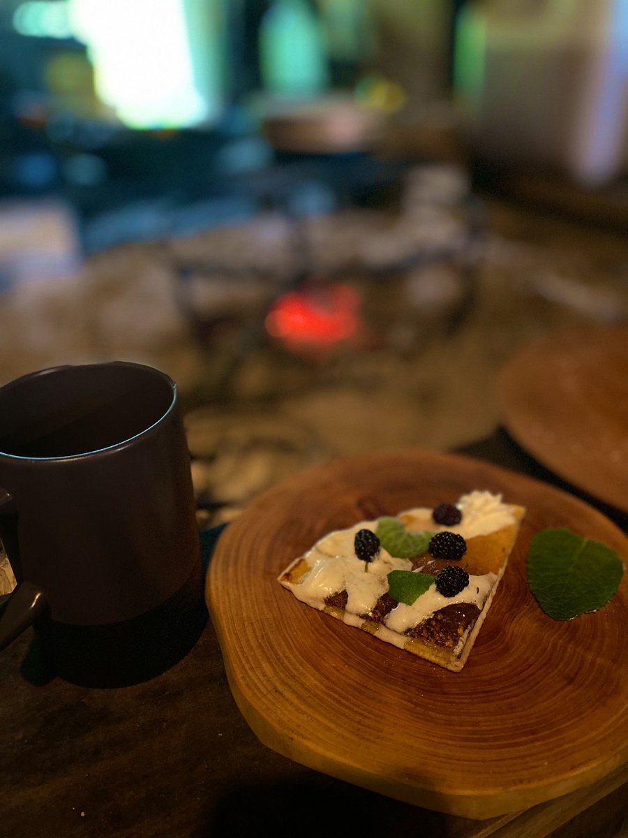味人にあるものだけで
囲炉裏でパンケーキを！

古民家カフェに大変身。笑

桑の実とミントは
採りたてホヤホヤです🌎🙏🌱❤️

#味人の暮らし
#オフグリッド #自然農
#エコビレッジ #村づくり
#自給自足

#tolandvlog #o祭
#トゥラ中