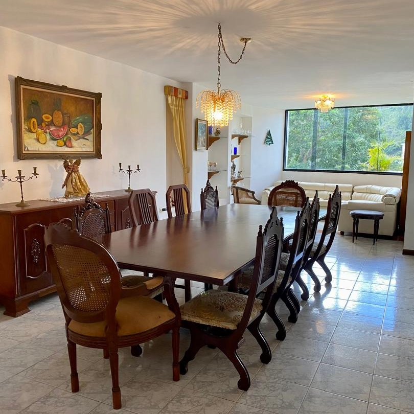 Carlit0sRealtor's tweet photo. ¡Vive en la Urb. Monterrey - La Trinidad , casa con un gran potencial. La casa cuenta con un espacio independiente conformada por un depósito/galpón de 160 Mts. con baño, 1 oficina o anexo y estacionamiento para varios carros o camiones, ideal para tu negocio o alquiler!📍🔥 https://t.co/CkXT0aO0ZJ