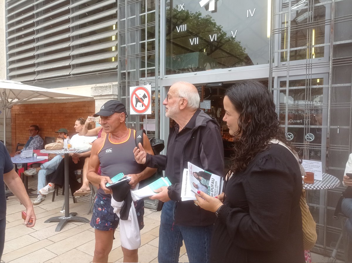 Gs_PaysBasque's tweet photo. Distribution des propositions concrètes pour le territoire au marché de #Biarritz.

Très bon accueil, débats, partages d'arguments, on continue pour faire élire de futurs députés qui défendront les citoyens du Pays Basque !

➡️ Logement 
➡️ Pouvoir de vivre
➡️Enjeux écologiques https://t.co/DaMzJ1n35n