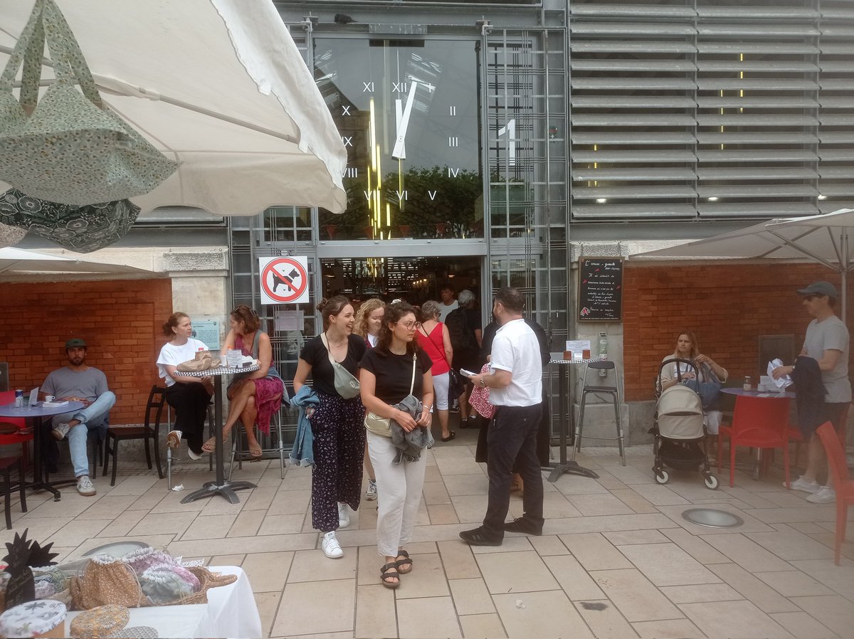 Gs_PaysBasque's tweet photo. Distribution des propositions concrètes pour le territoire au marché de #Biarritz.

Très bon accueil, débats, partages d'arguments, on continue pour faire élire de futurs députés qui défendront les citoyens du Pays Basque !

➡️ Logement 
➡️ Pouvoir de vivre
➡️Enjeux écologiques https://t.co/DaMzJ1n35n
