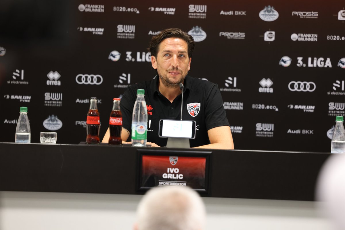 Schanzer's tweet photo. Die erste Pressekonferenz von Sabrina #Wittmann als feste Cheftrainerin läuft. Neben ihr hat auch unser Sportdirektor Ivo #Grlic auf dem Podium Platz genommen. Aktuell stellen sich beide den Fragen der anwesenden Journalisten.
#Schanzer https://t.co/pkvXAD1Txs