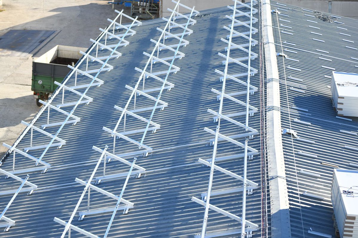 EntreCripto's tweet photo. Os presento una de las últimas instalaciones que se ha hecho, 100kw nominales, en Lopera, #Jaen. Alquiler de cubierta o Autoconsumo, lo que necesites, puedes ponerte en contacto conmigo por Privado y estudiamos tu cas. #Calidad y #Precio

#energiafotovoltaica
#PapaQuieroSerPiloto https://t.co/ASETAKvyZ0