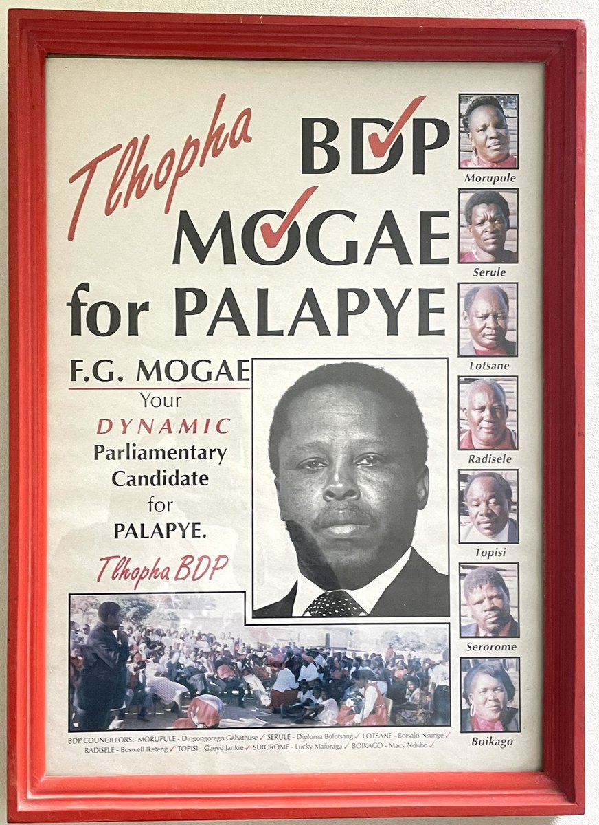 TheOfficialBDP's tweet photo. 𝐓𝐇𝐑𝐎𝐖𝐁𝐀𝐂𝐊 | 𝐀 𝐄 𝐉𝐄𝐊𝐄 𝐃𝐎𝐌𝐊𝐑𝐀𝐆 | 𝐕𝐀𝐘𝐀 𝐋𝐄 𝐃𝐎𝐌𝐈 ⚪️🔴⚫️
Mogolo LeFesto - His Excellency, former President Dr. Festus G. Mogae. 

#PartyElder #BDPHistory #RedMachine #Unity #DomiNation #BDP #TransformBW #PushaBW #ItsEasyWithMasisi #AeJekeDomkrag #VoteBDP https://t.co/TL9ptHwJN0