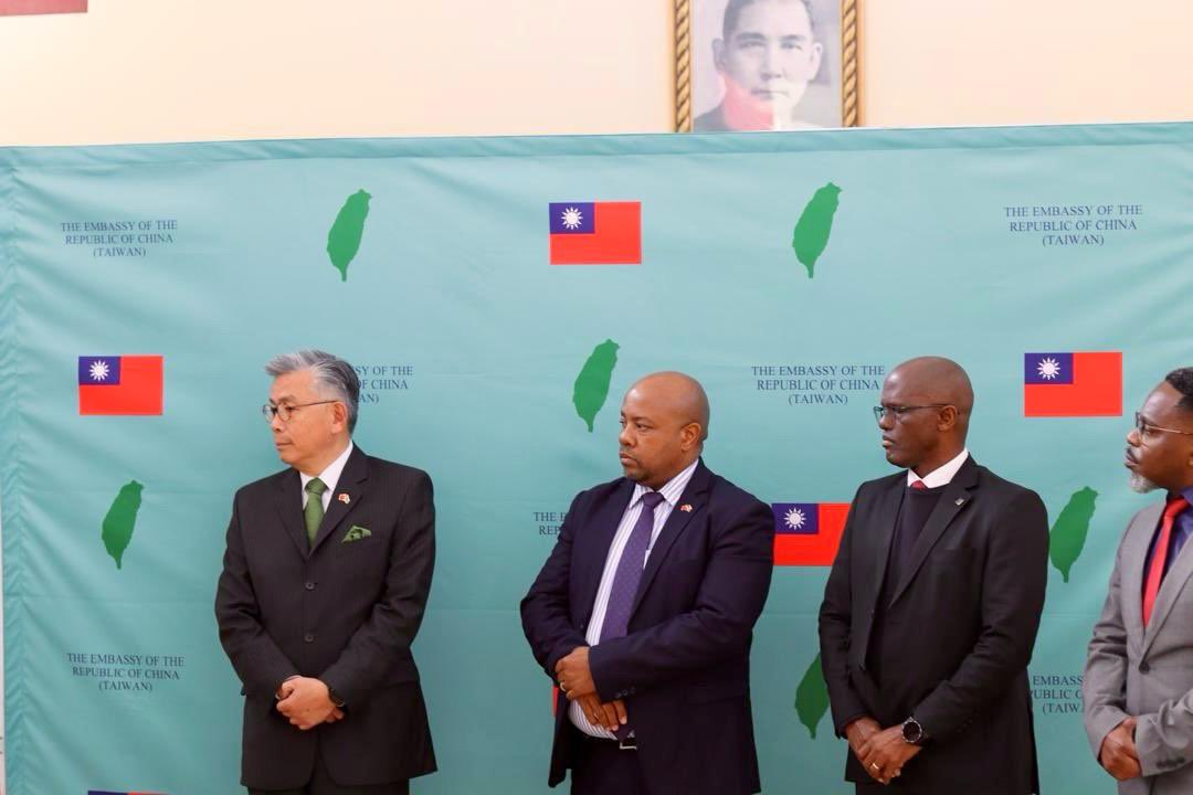 fund_end's tweet photo. This morning the Hon. Minister of Health alongside the Chair &amp; Board Member of the EMF Ms.Nxumalo &amp; Mr.Vilakati received a donation of E1 million to aid in the fight against Malaria from Taiwanese Amb  Mr. Jeremy Liang! We remain grateful for your support #ZeroMalariaStartsWithMe https://t.co/KMoI3Rt4UD