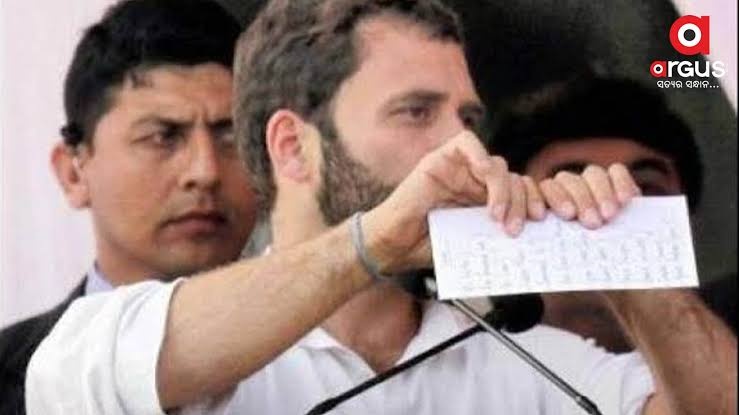 SamadderSwapan's tweet image. Apne he govt ki ordinance phaad ke kitna samman diya thaa #MaunMohanSingh ka, baat karta hai