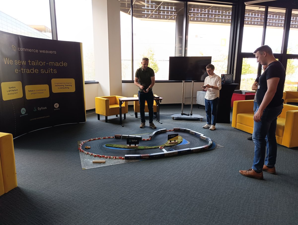 CommerceWeavers's tweet photo. 🇵🇱 Ogłoszenie wyników wyścigów naszymi zdalnie sterowanymi autkami 🏎️💨: https://t.co/AZgcSRzdSN
@PHPersPL #PHPersSummit2024 @PortalWakacjePL @Displate #lego #steam #rc #racing #driftevent https://t.co/ELeFUWg6hd