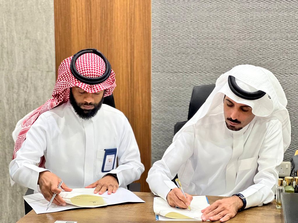 اللجنة الوطنية لرعاية السجناء والمفرج عنهم وأسرهم بمنطقة #نجران  توقع اتفاقية مع شركة مدهل الطيب ، تهدف إلى تعزيز التعاون المشترك بين الطرفين إلى دعم جهود اللجنة في مجال الشركات المجتمعية وإعداد وتنفيذ الخطط والبرامج في المجالات ذات الإهتمام المشترك .