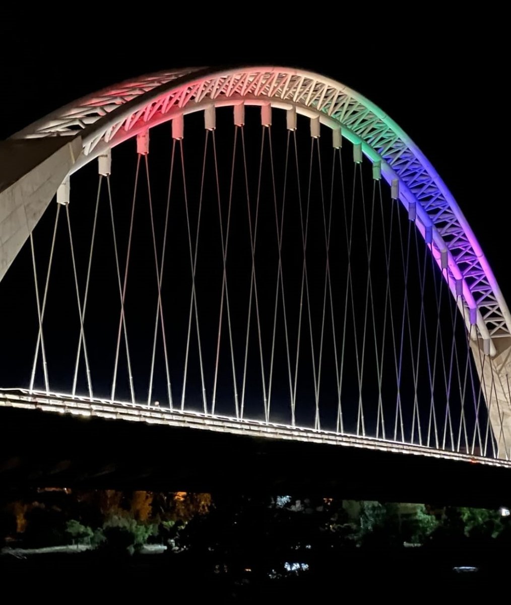 🏳️‍🌈 El espectacular arco de 190 metros del Puente Lusitania de Mérida se iluminará mañana por la noche con los colores de la bandera LGTBIQ+
Enlace a la noticia 👉 tinyurl.com/2cnfmvac