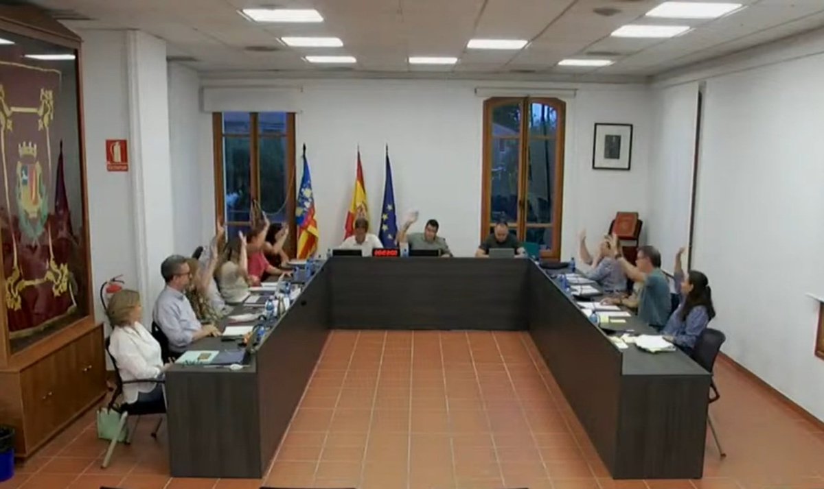 Pleno junio del Ayuntamiento de Rocafort <a href="/DebatAlRojoVivo/">AlRojoVivo</a>
Todos votamos a favor de la Declaración Institucional de la #FVMP por el #DíaInternacionaldelOrgullo salvo Vox.
Cs-Psoe-Guanyem presentamos 10 enmiendas y PP las votó a favor.
<a href="/mjosecatala/">María José Catalá</a> pondremos bandera.
Aprende!
