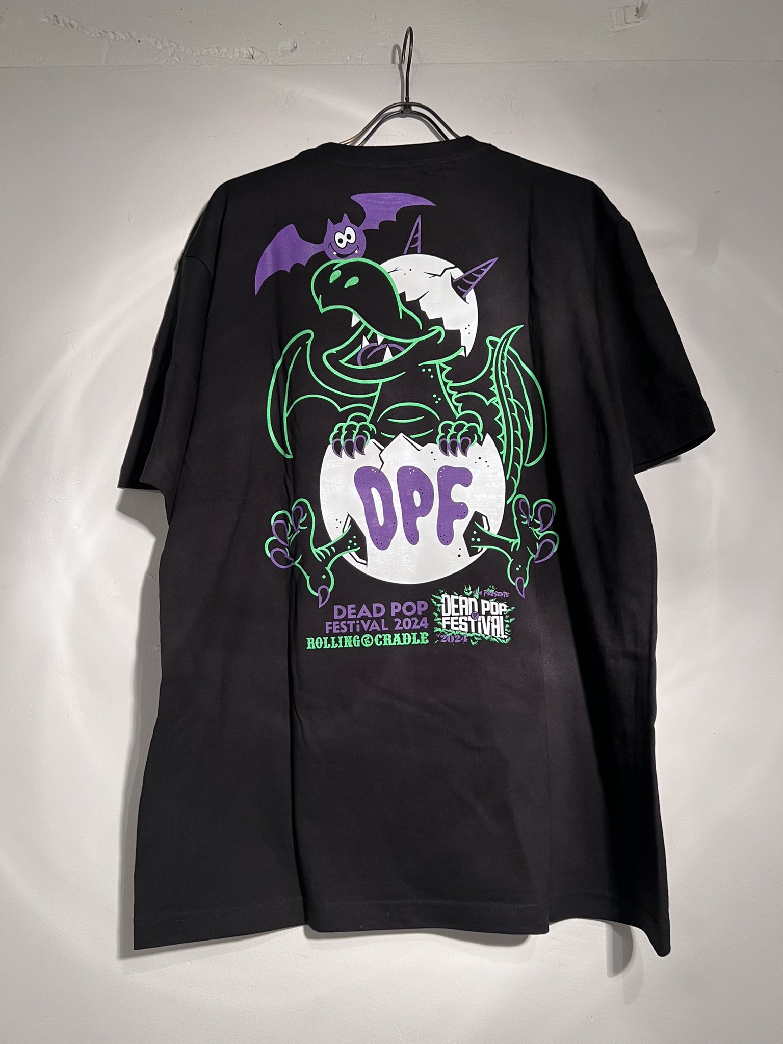 SiM DEAD POP FESTIVAL2023 ロリクレコラボシャツ DPF 第10回記念 サッカーTシャツ - SiM OFFICIAL GOODS STORE