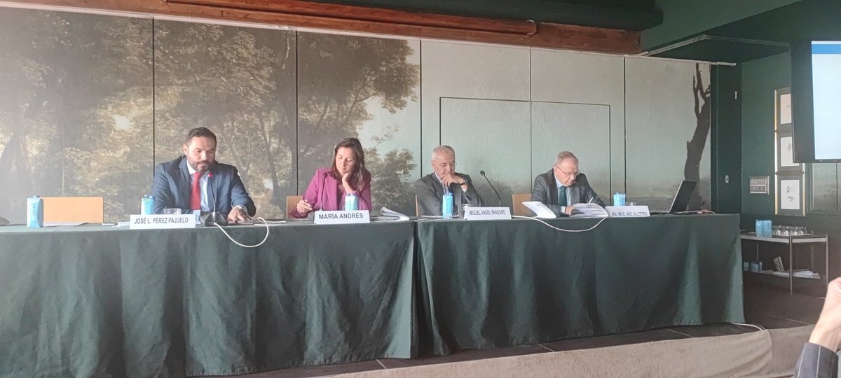 apeuropeos's tweet photo. "Instituciones y otras infraestructuras críticas" en #SeminarioDefensa con el General Miguel Ángel Ballesteros,exdirector Seguridad Nacional;José L. Pérez Pajuelo, director del #CNPIC; Miguel Ángel Panduro,CEO de @Hispasat;y María Andrés (@MariaenEUropa),Directora de @Europarl_ES https://t.co/3ZMEQ2yLQe