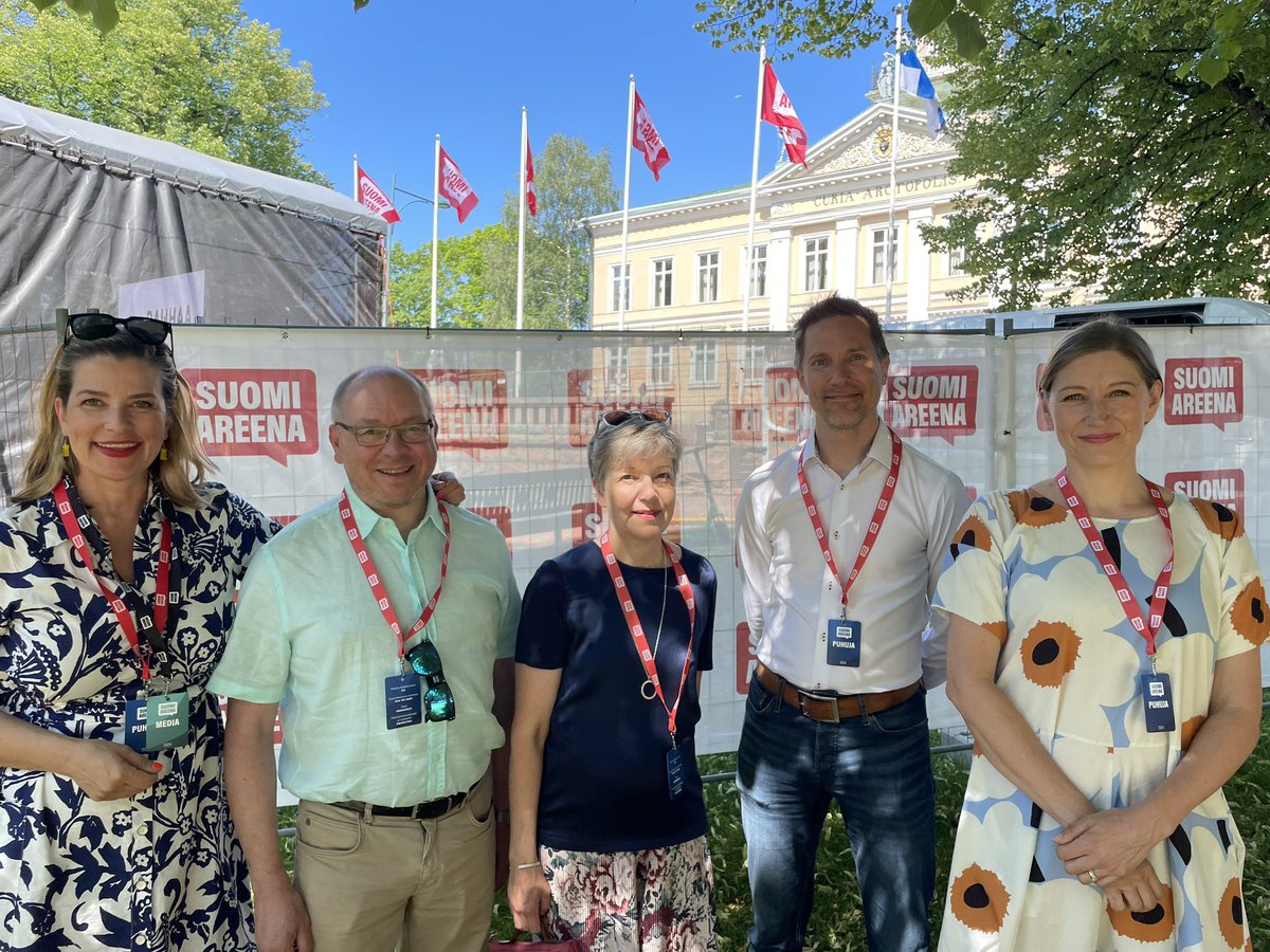 Kulissien takana. Kohta lähtee <a href="/SuomiAreena/">SuomiAreena</a> paneelimme <a href="/DVVfi/">Digi- ja väestötietovirasto</a> <a href="/finanssiala/">Finanssiala</a> <a href="/Verouutiset/">Verouutiset</a> . Mukana <a href="/MarttaManna/">Marianne Heikkilä</a> <a href="/PekkaRehn/">Pekka Rehn</a> <a href="/teijaliisak/">Teija Kaarlela 🇺🇦</a> <a href="/SakuAirosmaa/">Saku Airosmaa</a> <a href="/merjamahka/">Merja Mähkä</a> Aiheena lesket ja orvot byrokratian kourissa. Tulkaahan kuulolle!