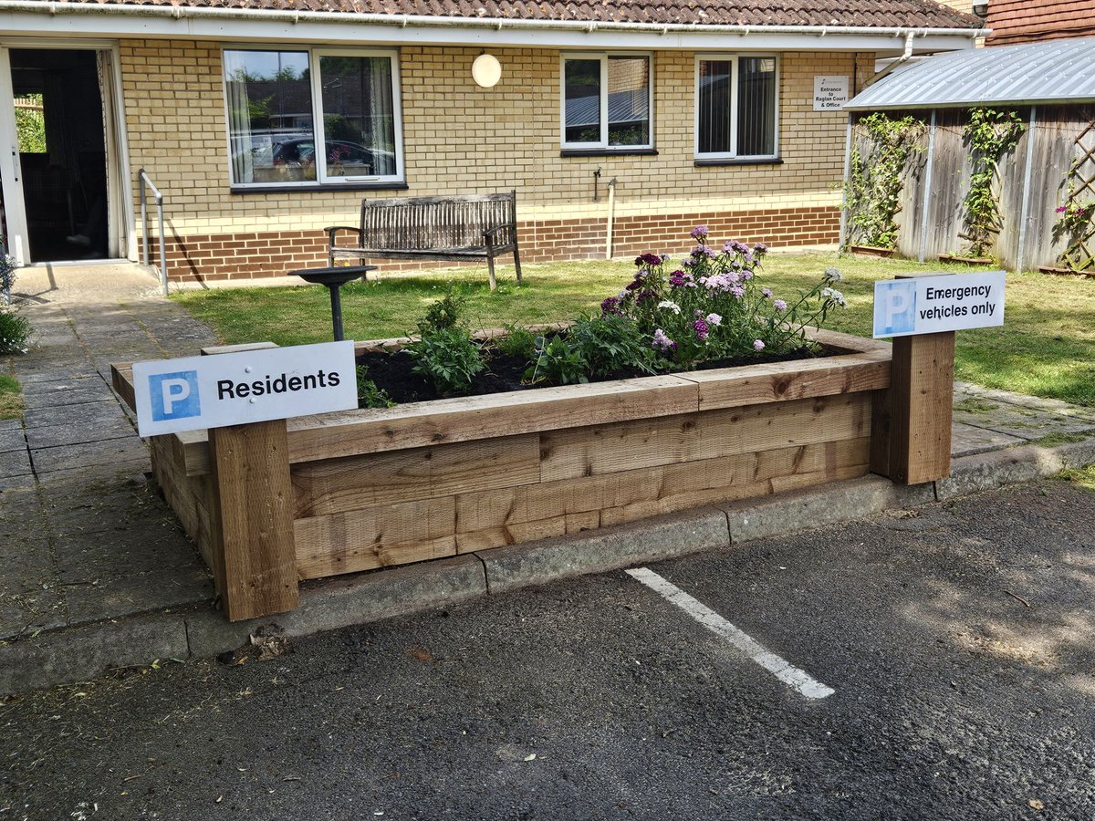 🌞Despite the scorching summer sun yesterday, our local team was out in force, replacing a planter at a Community Event at Raglan Court in Reading for our customer @Stonewater. They also installed washing lines and cleared out and cleaned the bin store.