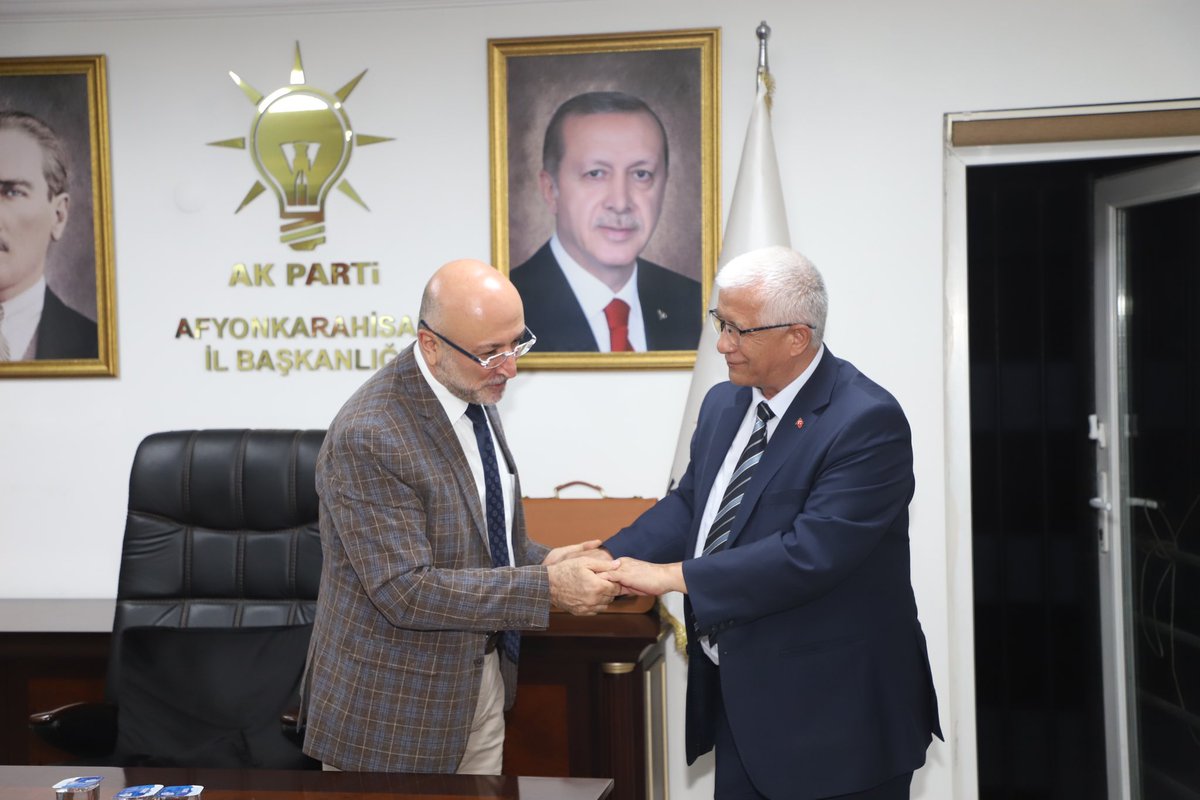 akpartiafyon's tweet photo. Parti binamızda İl Başkanlığı devir teslimini gerçekleştirdik.

AK Parti bir gönül davasıdır, memlekete hizmet hareketidir, ve bu hareket bir bayrak yarışıdır.
Selam olsun ilk günden bu yana bayrağı taşıyanlara…

AK Parti Afyonkarahisar ailesi olarak Önceki dönem İl Başkanımız Hüseyin Menteş’e emeklerinden dolayı teşekkür ederiz.