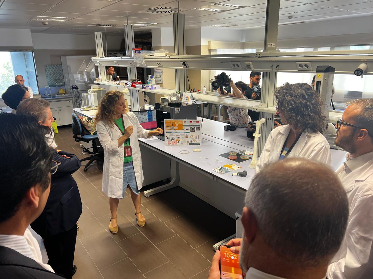 DYPAM_UCLM's tweet photo. Ayer recibimos la visita del rector @GardeJulian y del presidente E. García Page @garciapage, como parte del proyecto de Materiales Avanzados. Ha sido una oportunidad fantástica para que @DYPAM_UCLM mostrara el trabajo que estamos realizando con este gran equipo. @AdvMaterCLM https://t.co/AR3QWnts8Y