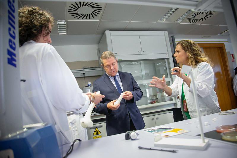 DYPAM_UCLM's tweet photo. Ayer recibimos la visita del rector @GardeJulian y del presidente E. García Page @garciapage, como parte del proyecto de Materiales Avanzados. Ha sido una oportunidad fantástica para que @DYPAM_UCLM mostrara el trabajo que estamos realizando con este gran equipo. @AdvMaterCLM https://t.co/AR3QWnts8Y