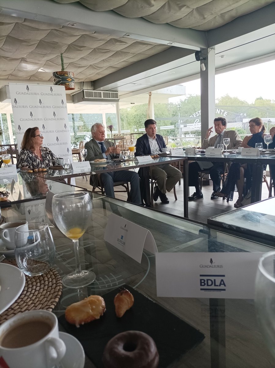 BufeteDLA's tweet photo. Ayer estuvimos en una interesante nueva edición de los Desayunos de @guadaliuris con @JuanMiguel_Vega, director de Canal Sur radio, de invitado. https://t.co/yjKHgFk6Rf
