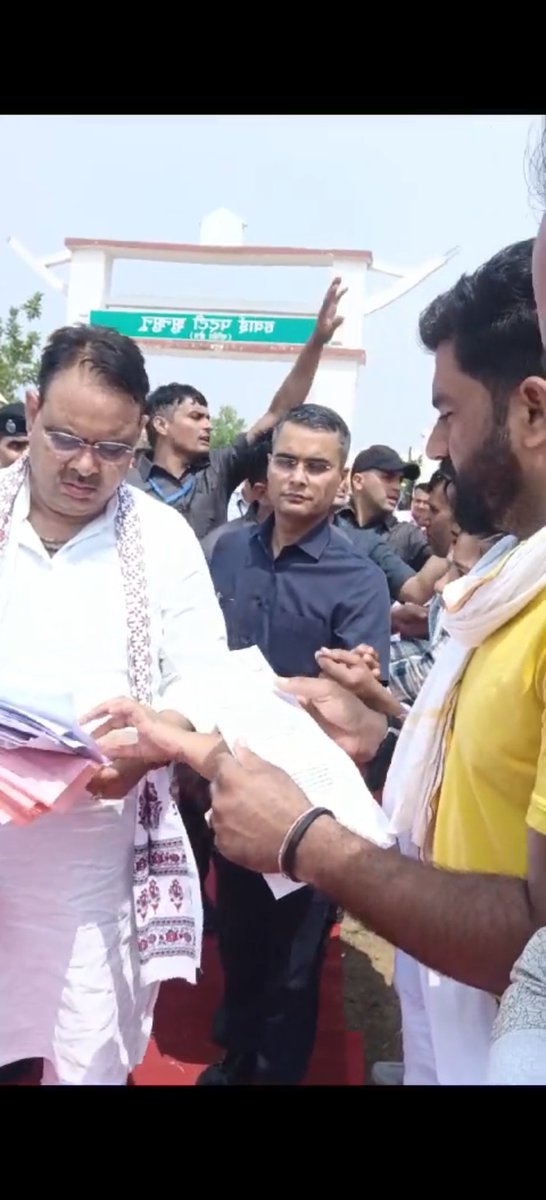 VikashGurjar721's tweet photo. आज झुंझुनूं में पधारने पर हवाई पट्टी पर मुख्यमंत्री श्री @BhajanlalBjp जीको युवामित्रो को बहाल करने के लिए ज्ञापन दिया गया
#युवा_मित्रों_को_बहाल_करो 
#युवामित्रों_को_बहाल_करो 
@1stIndiaNews @8PMnoCM @aajtak @ABPNews @AmitShah @BJP4India @BJP4Rajasthan @cpjoshiBJP @DrGopal_Sharma https://t.co/0nR5TuDKwI