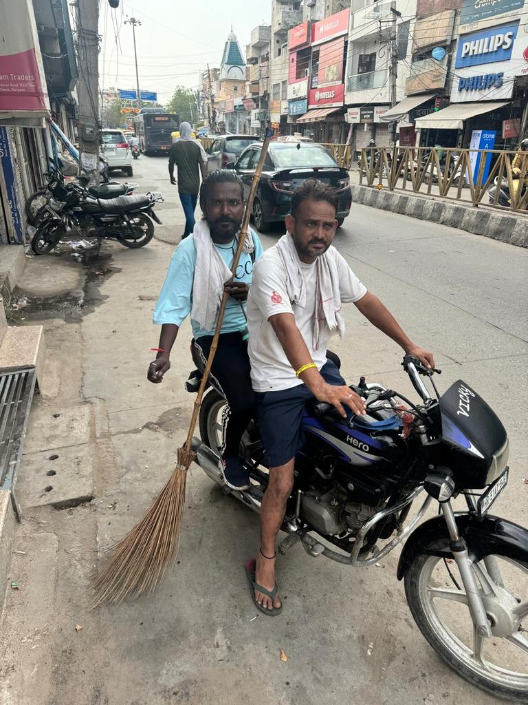 manumehtaa's tweet photo. नगर निगम का कूड़ा उठाओ अभियान की सच्चाई, गलियों से कूड़ा उठाकर कबीर भवन चौक के पास खाली प्लाट में डाला, प्लाट मालिक व पडौसी परेशान, कल सुबह कबीर भवन चौक पर लगाएंगे जाम, कूड़ा डालने वाले सफाईकर्मी पकड़े गए मौके पर, दिया जवाब जगह नही है इसलिए यही डालेंगे
@mcg @cmohry https://t.co/b5SjaJgbyj
