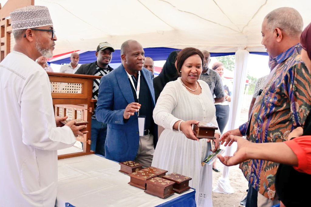 rebecca_miano's tweet photo. Glad to have witnessed the creativity and innovativeness showcased by our community groups and SMEs in Lamu County this morning.
 It's a great moment of interaction and opportunity for exchange of valuable ideas during the Lamu, Tana River, Garissa, Wajir, and Mandera County Investment Conference hosted by @USAIDKenya Kuzato as we discuss the status, opportunities, and constraints for investment in these counties.
#InvestInKenya 
@GovernorTimamy @Tanariver004 @GarissaChamber @NDMA_Kenya @HaredAHassan @GovMohamudWajir @Mandera_cgvt @PSAhassan