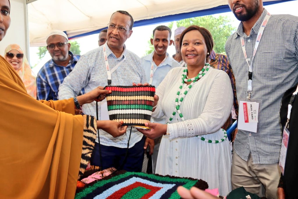 rebecca_miano's tweet photo. Glad to have witnessed the creativity and innovativeness showcased by our community groups and SMEs in Lamu County this morning.
 It's a great moment of interaction and opportunity for exchange of valuable ideas during the Lamu, Tana River, Garissa, Wajir, and Mandera County Investment Conference hosted by @USAIDKenya Kuzato as we discuss the status, opportunities, and constraints for investment in these counties.
#InvestInKenya 
@GovernorTimamy @Tanariver004 @GarissaChamber @NDMA_Kenya @HaredAHassan @GovMohamudWajir @Mandera_cgvt @PSAhassan