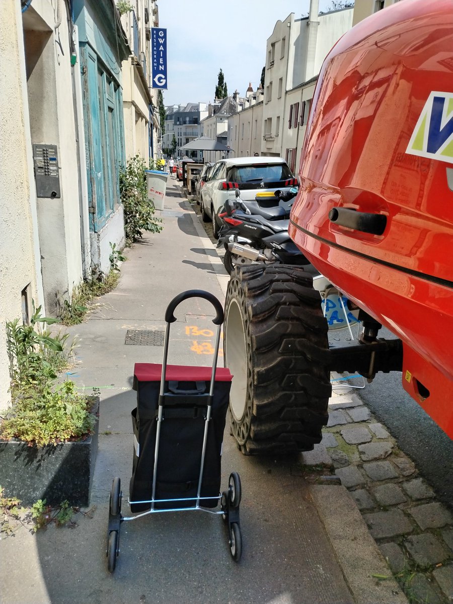 A #nantes, les piétons sont de la chair à pâté. 
Nous devons sanctuariser les trottoirs pour une vraie #PrioPiétons.
#insécurité