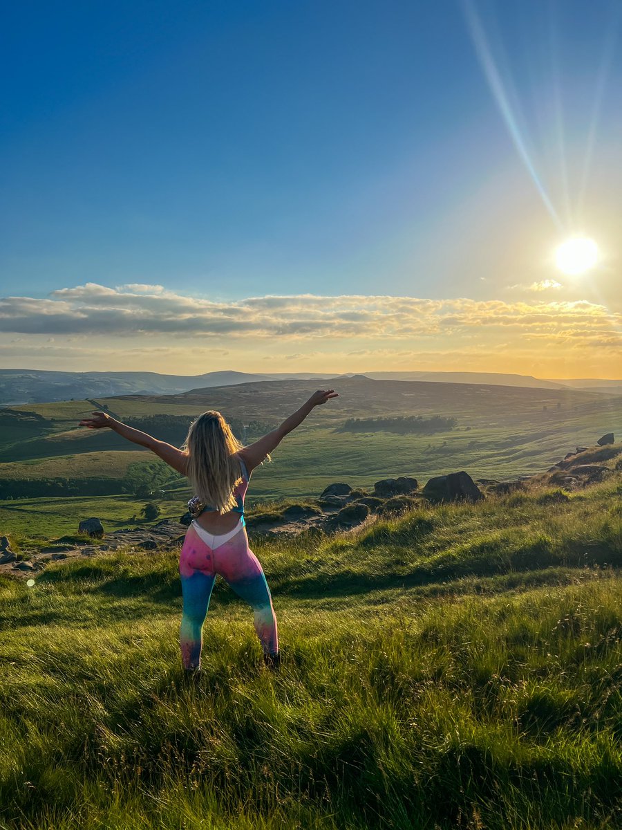 A love letter to the Summer Solstice! More evenings like these please 😍🌄

#summersolstice #sunset #peakdistrict