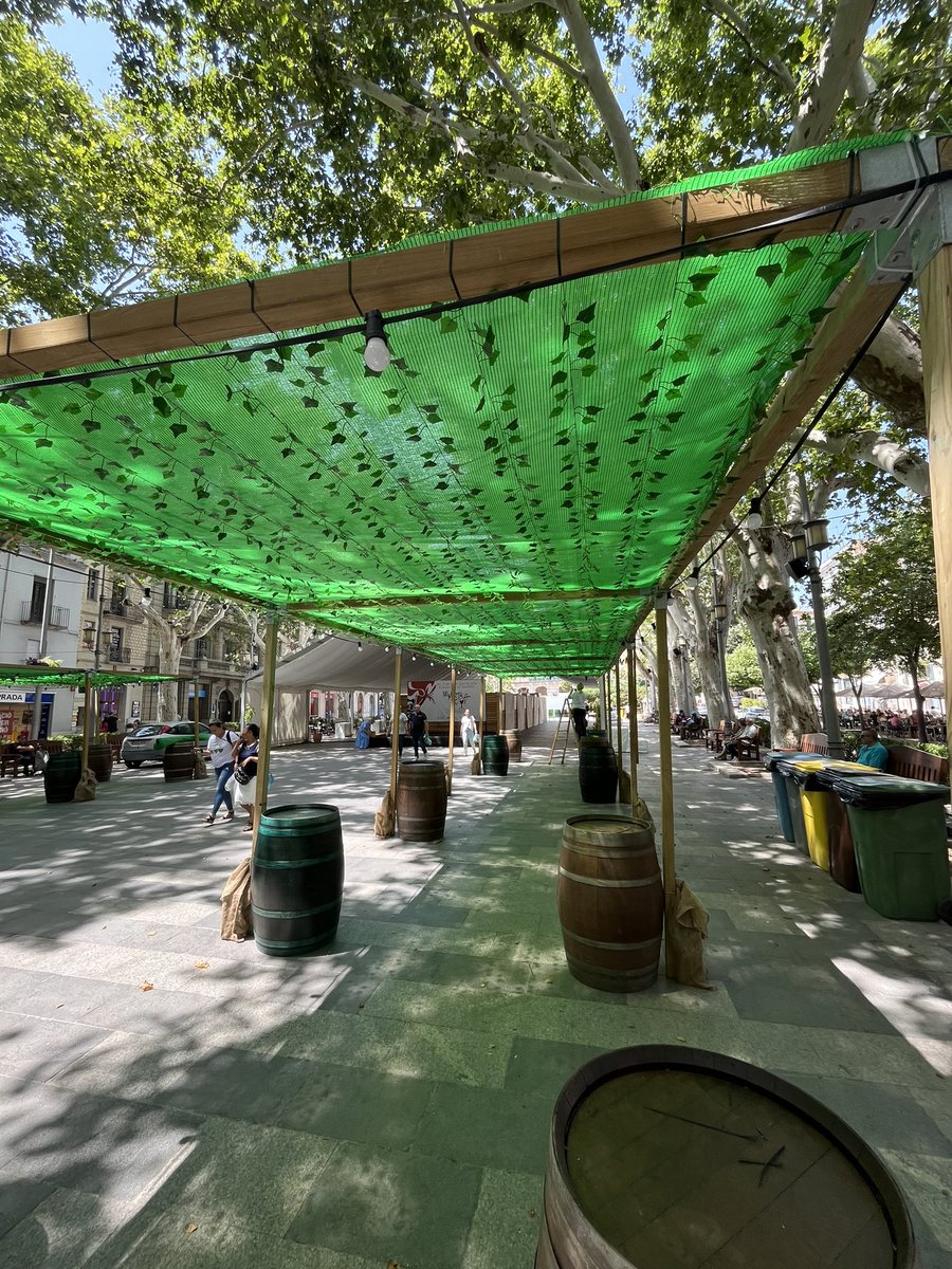 manelrplana's tweet photo. Retocs finals a la Rambla de #Figueres per a la 38a #MostradelVi  🍷🍷🍷de l’Empordà 

Avui obrim a les 18,00h - 
Inauguració a les 19,00h 

Del 27 al 30 de Juny de 18,00h a 22,00h

No t’ho perdis! https://t.co/6X5raYshVj