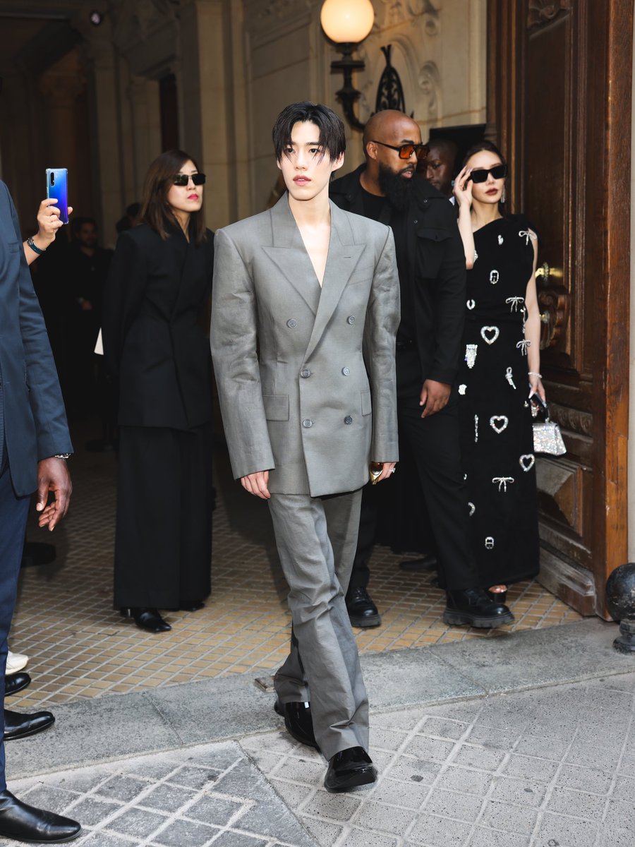 PP Krit stuns in Paris for #Balenciaga53CouturexPPKRIT! ✨
 
#BalenciagaxPPKRIT 
#Balenciaga 
#PPKritt