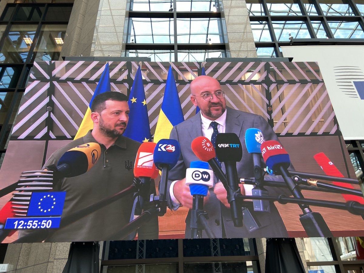 TomMayerEuropa's tweet image. Er ist wieder da: Der ukrainische Präsident Selenskyj als „Überraschungsgast“ beim EU-Gipfel in Brüssel eingetroffen. Wichtige Woche für das Land: Dienstag starteten offiziell EU-Beitrittsverhandlungen, umfangreiche Hilfe der EU fixiert. #historisch