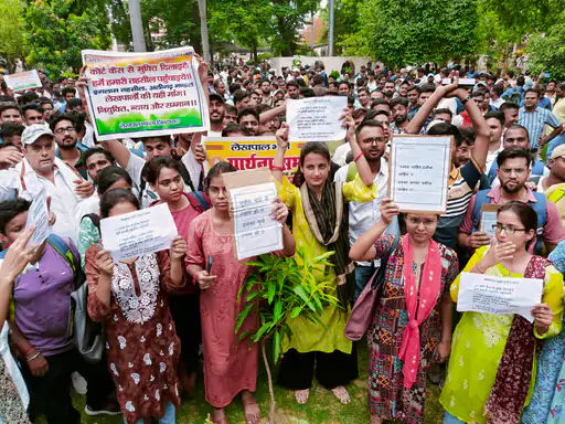 DainikBhaskar's tweet image. लखनऊ में लेखपाल अभ्यर्थियों ने घेरा राजस्व परिषद मुख्यालय: नियुक्ति पत्र न मिलने से नाराज हैं, 21 फरवरी को लगी थी रोक
dainik.bhaskar.com/jXqbthOGLKb
#Lucknow #LekhpalCandidates #UPNews