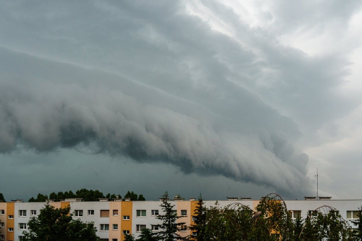 Sonorov's tweet photo. Wał szkwałowy / chmura szelfowa / Arcus nad Koninem, 27.06.2024, g. 18:06 @MeteoprognozaPL @SkywarnPoland @SOB_pl #arcu https://t.co/Kg8eBJ7oDd