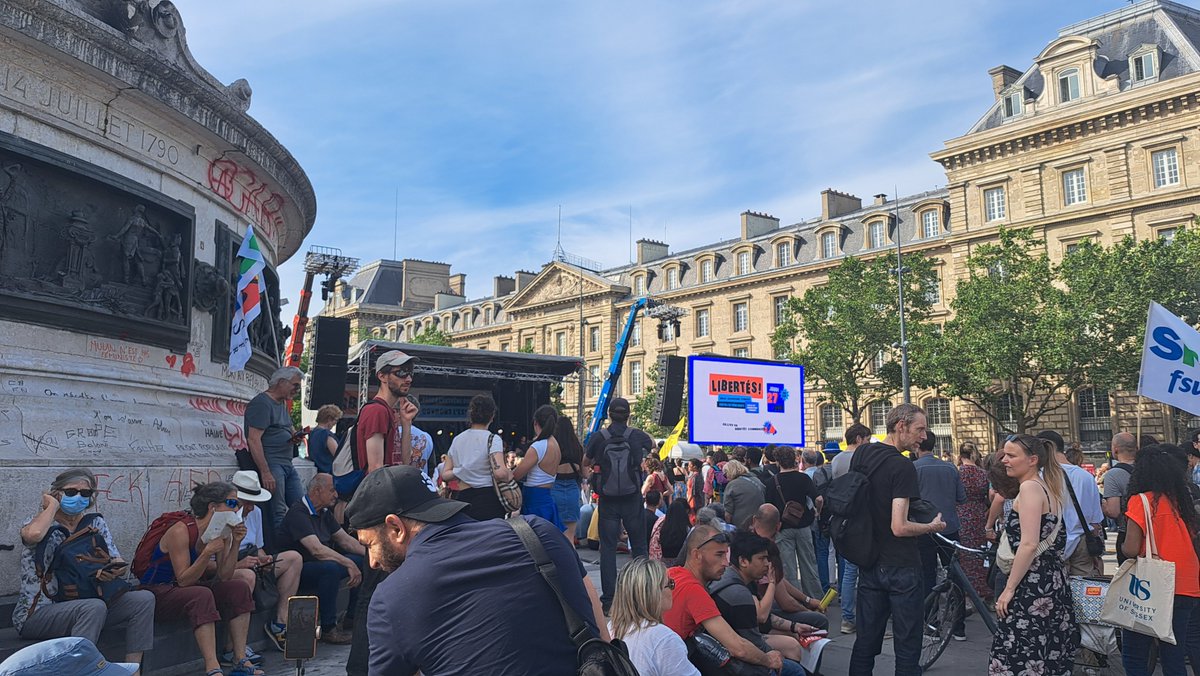 Des centaines de personnes se rassemblent en ce moment à République, à Paris, à l'appel des médias indépendants, de plusieurs syndicats et associations. Leur mot d'ordre "barrer la route au RN".