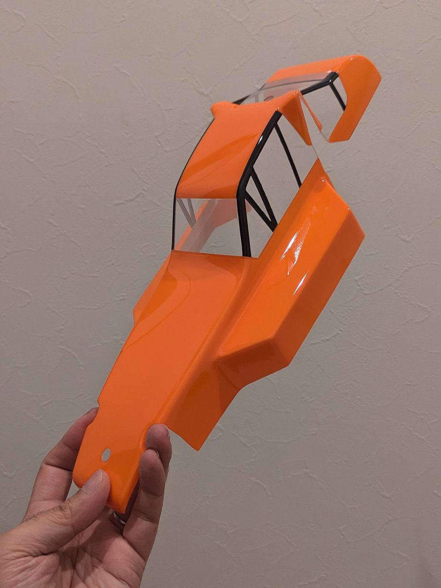 bavarois92's tweet image. 塗装は出来たジョっ✨🍮
ちょいと濃いけどとりあえず成功😺
#WeAreAE #TeamAssociated ＃RC10
#夜中の塗装作業
#ライトパーツはこれから作業