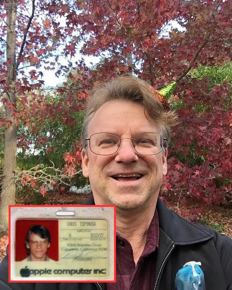 This is Chris Espinosa, currently the longest-serving employee at Apple. 

He joined in 1976 at just 14, writing BASIC code in Steve Jobs' garage.

Chris's story is fascinating.

🧵THREAD🧵