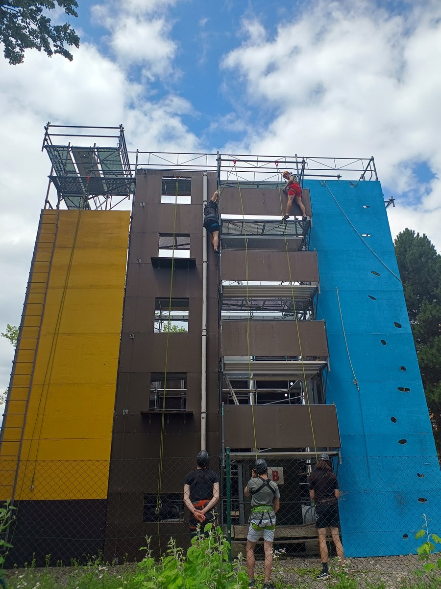 Kyberbezpečnost je i o týmové spolupráci a osobní odolnosti. V rámci letní školy KB se členové našeho kyber týmu zúčastnili celé řady tým buildingových, fyzických, ale i technických aktivit, které připravili odborníci <a href="/UNOBkomentuje/">Univerzita obrany komentuje</a>, <a href="/muni_cz/">Masarykova univerzita</a> a <a href="/VUTvBrne/">Vysoké učení technické v Brně</a>. Děkujeme. #budkyber