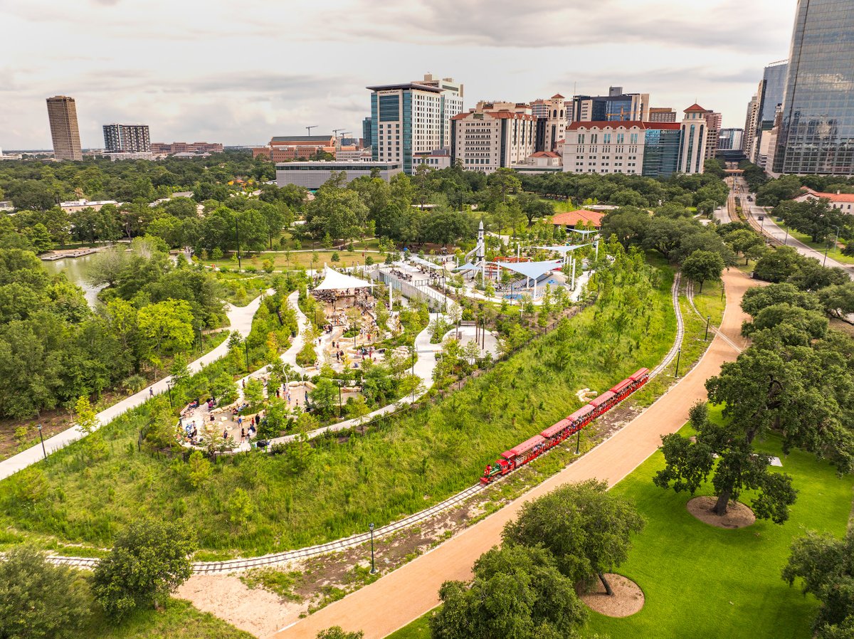 The COMMONS at HERMANN PARK. Houston continues to transform and here are some perspectives most don't get to see from the no fly zone high above the newest park enhancements. #droneview #houstonparks #landscapearchitecture

AEC: Michael Van Valkenburgh | Forney | WPM