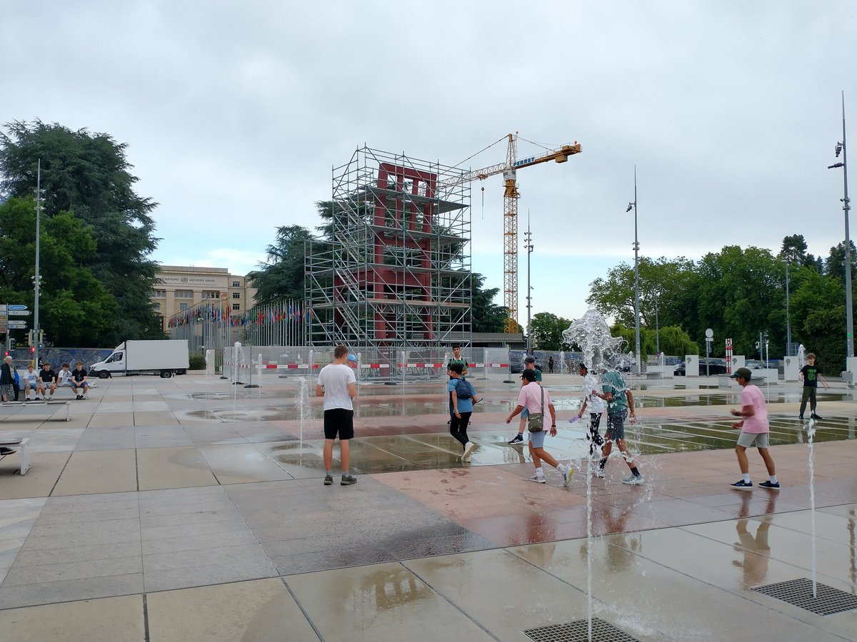 #DHSBCEW <a href="/DHSBoys/">DHSBoys</a> after mind-blowing tour of United Nations, the broken chair is being renovated but the famous random fountains provide the usual entertainment after a hot and humid day.