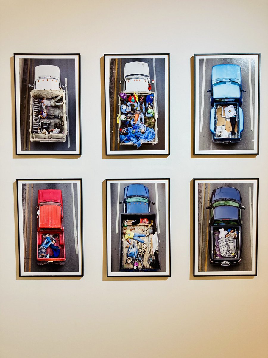Esta serie, titulada Carpoolers, es la contribución de Alejandro Cartagena, fotógrafo dominicano que vive y trabaja en Monterrey, a la exposición 𝑹𝒆𝒊𝒏𝒗𝒆𝒏𝒄𝒊𝒐𝒏𝒆𝒔.

Aprovecha para ver esta muestra, realizada en colaboración con <a href="/CentroLeonRD/">Centro León RD</a>. Hasta este sábado.