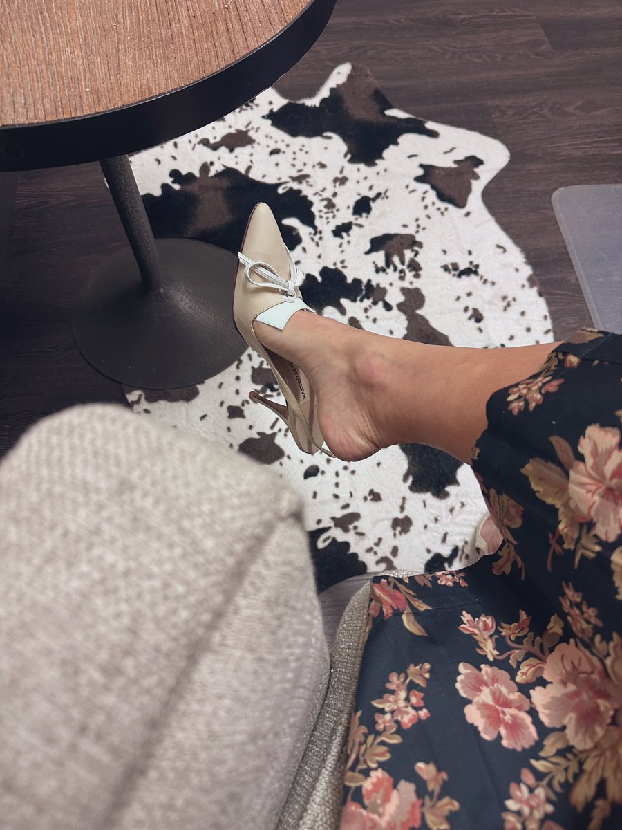 JeniML93's tweet photo. #ootd @ManoloBlahnik #heels #shoes #pumps #heeldangle #heelvid #heelwalk #workpic https://t.co/znBrrCLnCO