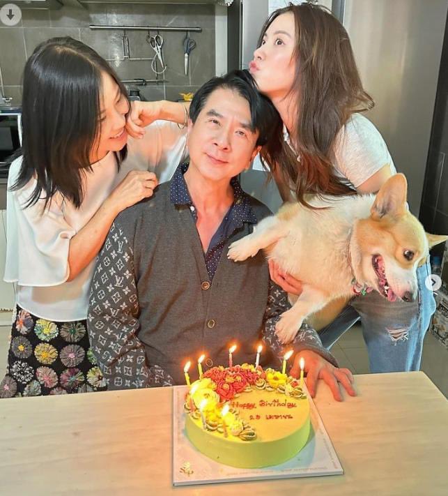 พ่อแม่ของใบคืออบอุ่นมาก โซเชียลก็ลงแต่งานลูกสาว ไม่โพสอะไรสุ่มเสี่ยงให้ชาวเน็ตต้องเอ๊ะ ตัวอย่างของพ่อแม่ที่มีวุฒิภาวะมากๆ ใบเติบโตมาอย่างดีเพราะมีพื้นฐานครอบครัวที่ดีนี่ล่ะ  #นายใบเฟิร์น