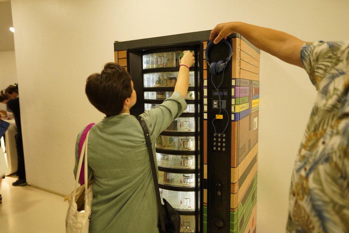 fdnc_es's tweet photo. 🌰 En #unoconcinco2024, Alex Peña nos trae de nuevo su intervención artística en forma de máquina vending con productos sostenibles de diferente proyectos que apoyamos desde la Fundación.  ¡La máquina también transmite experiencias de los protagonistas! https://t.co/hwT9dJIket