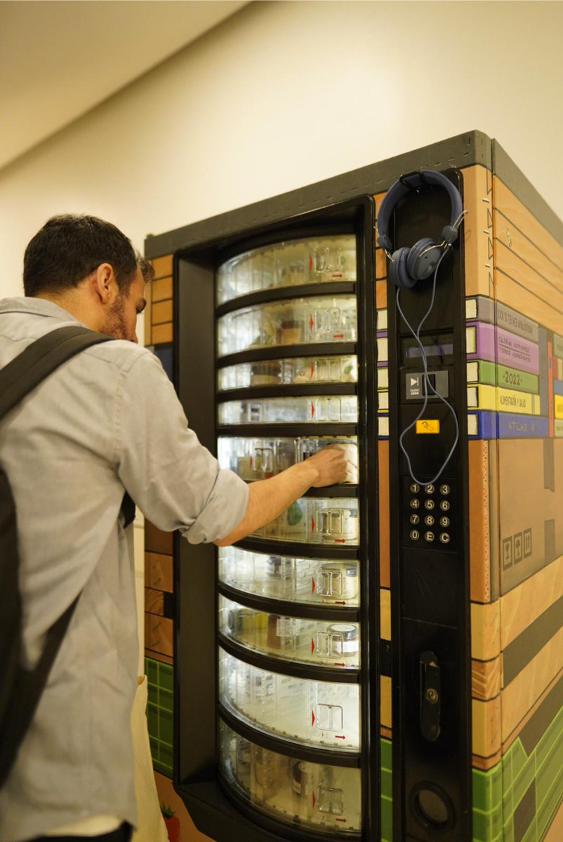 fdnc_es's tweet photo. 🌰 En #unoconcinco2024, Alex Peña nos trae de nuevo su intervención artística en forma de máquina vending con productos sostenibles de diferente proyectos que apoyamos desde la Fundación.  ¡La máquina también transmite experiencias de los protagonistas! https://t.co/hwT9dJIket
